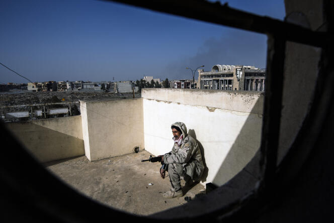 Un soldat irakien en planque pendant la bataille de Mossoul, le 10 janvier 2017.