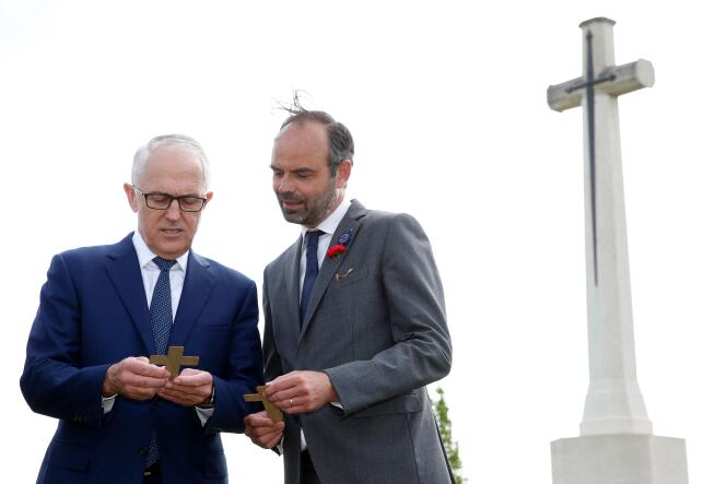 Le premier ministre français Edouard Philippe (à droite) et son homologue australien Malcolm Turnbull lors de la cérémonie d’inauguration d’un nouveau centre mémoriel sur la guerre 14-18 à Villers-Bretonneux (Somme), le 24 avril 2018.