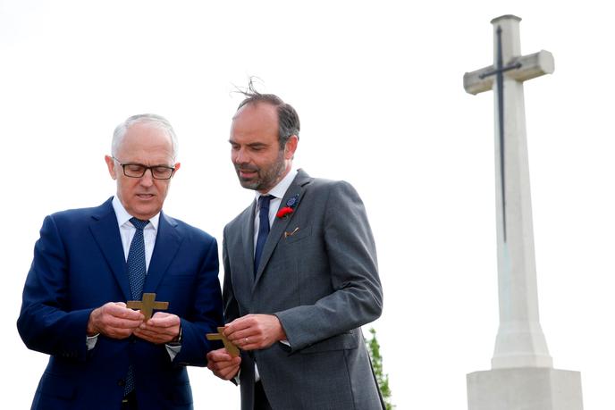 Le premier ministre français Edouard Philippe (à droite) et son homologue australien Malcolm Turnbull lors de la cérémonie d’inauguration d’un nouveau centre mémoriel sur la guerre 14-18 à Villers-Bretonneux (Somme), le 24 avril 2018.