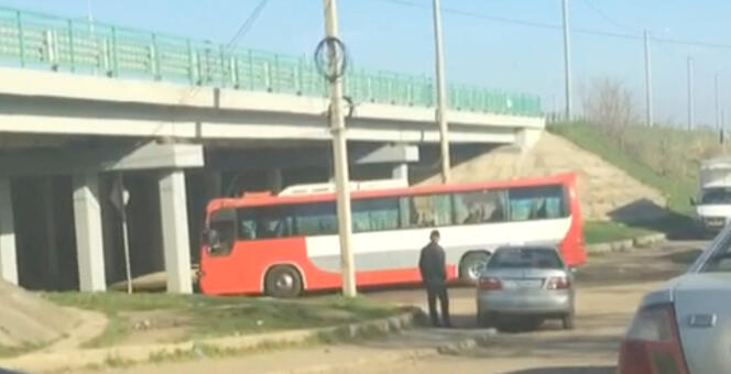 Un bus transportant des miliciens à l’entrée de la base militaire russe de Molkino, près de Krasnodar, le 6 avril 2018.