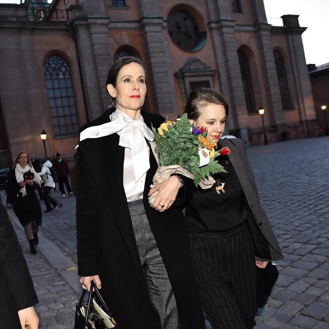 L’ancienne secrétaire perpétuelle de l’Académie suédoise, Sara Danius, portant son fameux col lavallière, le 12 avril à Stockholm, après avoir annoncé sa révocation.