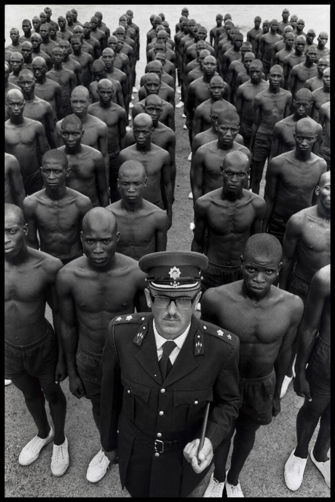 A Hammanskraal, en Afrique du Sud, le colonel S. J. Malan, directeur de l’école de police pour citoyens noirs, pose avec des recrues, en 1978.