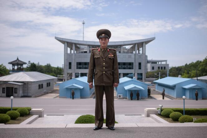 Le lieutenant Kim (Corée du Nord) sur la ligne de démarcation entre les deux Corées dans le village de Panmunjom, en juin 2017.