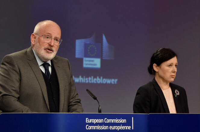 Le vice-président de la commission européenne, Frans Timmermans,  et la commissaire à la justice Vera Jourova, à Bruxelles, le 23 avril.