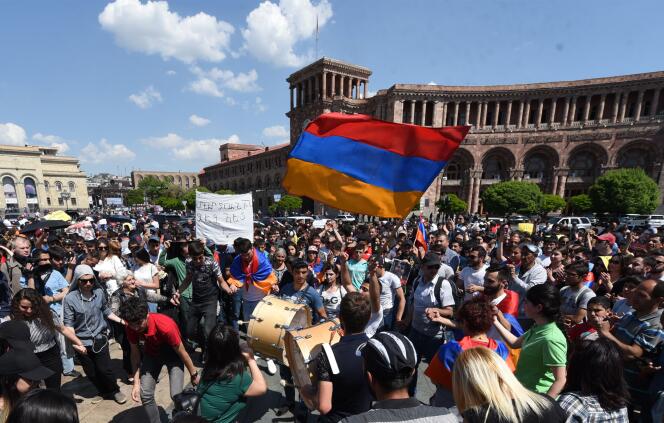 Des manifestations ont à nouveau rassemblé des milliers de personnes à Erevan, jeudi 26 avril.