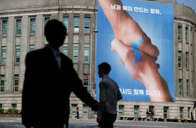 Une affiche pour la réconciliation entre les deux Corées, à Séoul, le 25 avril.