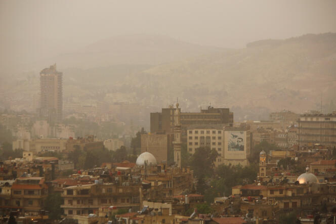 La ville de Damas prise dans une tempête de sable, jeudi 26 avril.