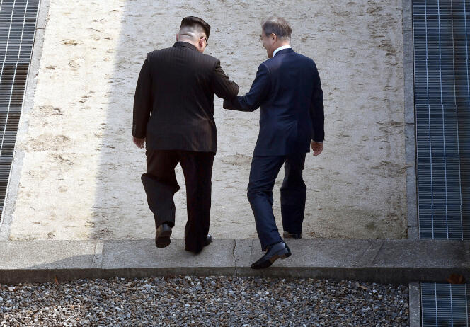 A l’invitation impromptue du Nord-Coréen, les deux hommes ont brièvement marché du côté nord-coréen de la frontière.