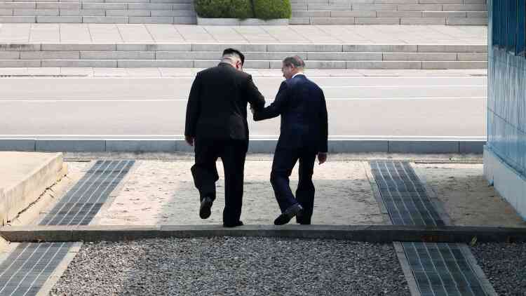 Les deux présidents se sont alors joués de la ligne de démarcation, passant au Nord main dans la main à l’invitation surprise de M. Kim, souriant, puis revenant au Sud. Un pas diplomatique semble-t-il improvisé, au cours d’une journée dont chaque étape avait été soigneusement calibrée.