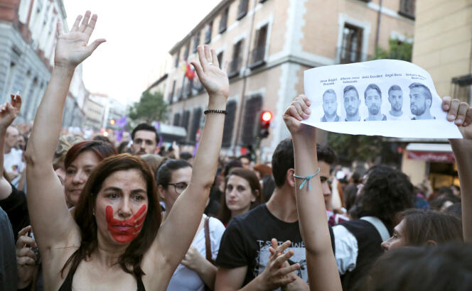 Manifestation contre le verdict pour « abus sexuels » de « la Meute » de Pampelune devant le ministère de la justice, à Madrid, le 26 avril.