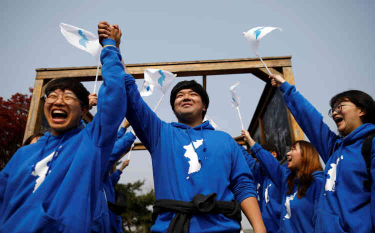 Des Sud-Coréens brandissent des drapeaux symbolisant l’unification coréenne, à Paju.