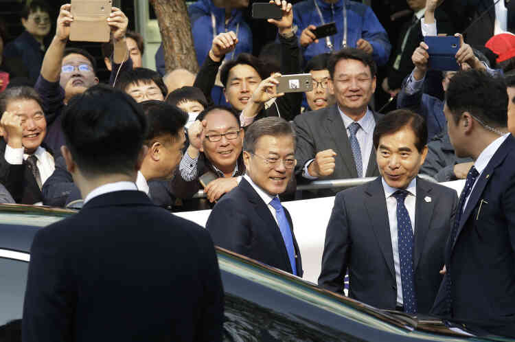 Le président sud-coréen, Moon Jae-in, quitte la Maison Bleue (le palais présidentiel), à Séoul, pour aller à la rencontre du dirigeant nord-coréen, Kim Jong-un, à Panmunjom, dans la zone démilitarisée.