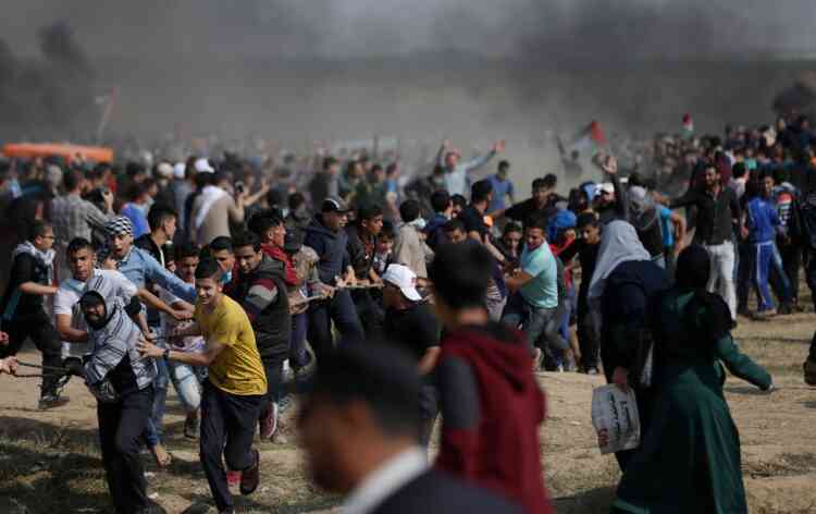 Des manifestants palestiniens tentent d’abattre une partie de la clôture de la frontière entre Israël et Gaza, à l’est de la ville de Gaza.