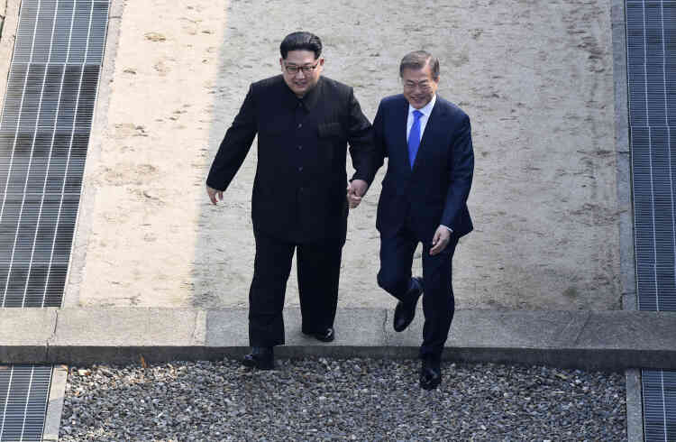 « Au moment où le dirigeant Kim a franchi la ligne de démarcation militaire, Panmunjom est devenue un symbole de paix et non plus un symbole de division », a déclaré M. Moon. Kim Jong-un est le premier dirigeant nord-coréen à fouler le sol du Sud depuis la guerre de Corée.