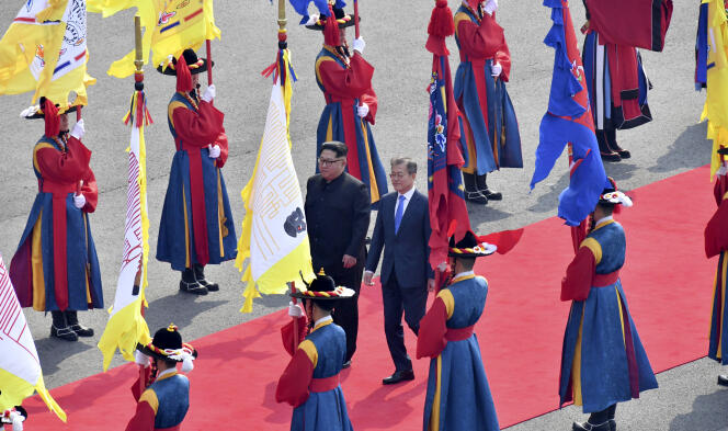 Le dirigeant nord-coréen Kim Jong-un et le président sud-coréen Moon Jae-in passent la  garde d’honneur en costume traditionnel, à Panmunjom, le 27 avril.