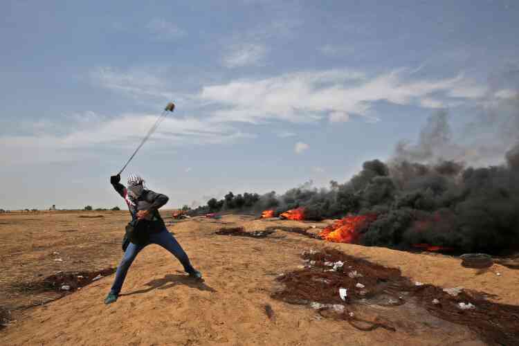 Un manifestant palestinien utilise une fronde contre les forces de sécurité israéliennes près de Khan Younès, dans le sud de la bande de Gaza.