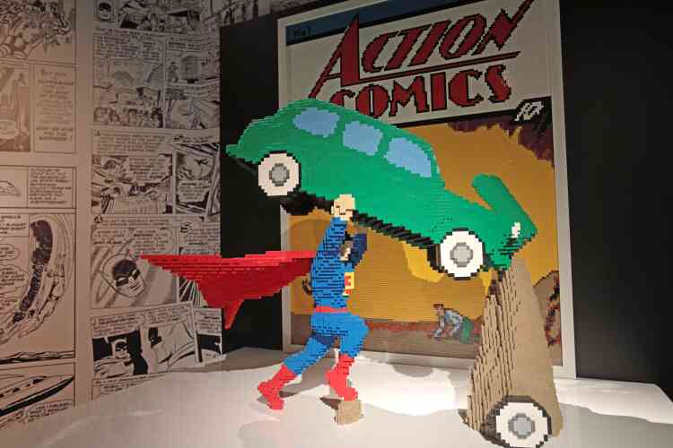 Cette sculpture fait référence à la première apparition de Superman, en 1938.