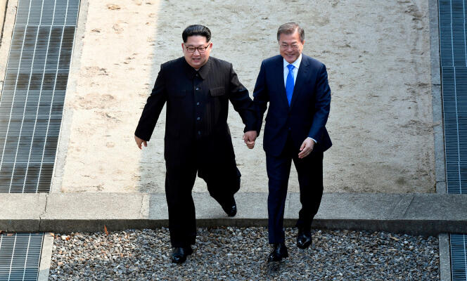 Kim Jong-un et Moon Jae-in passent la ligne de démarcation entre leurs deux pays le 27 avril.