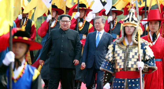 Le leader nord-coréen Kim Jong Un et le président sud-coréen Moon Jae-in, lors de leur rencontre à Panmunjom, vendredi 27 avril.