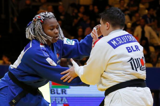 La judoka française Romane Dicko (en bleu) face à la Biélorusse Maryna Slutskaya en + 78 kg lors de l’Euro 2018 à Tel Aviv, en Israël, le 28 avril.