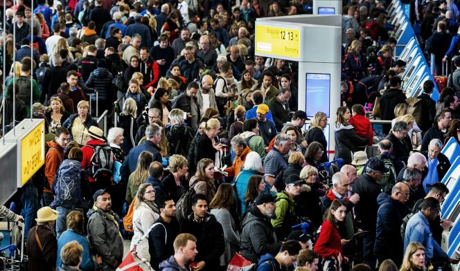 Dimanche matin, les voyageurs à l’aéroport d’Amsterdam-Schiphol étaient particulièrement nombreux en raison des vacances scolaires.