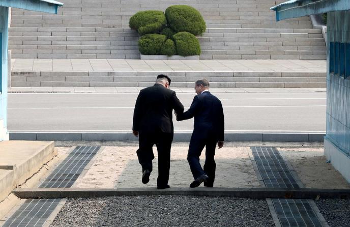 Les présidents des deux Corées, Moon Jae-in et Kim Jong-un, s’étaient rencontrés à Panmunjom, sur la DMZ, le 27 avril  2018.