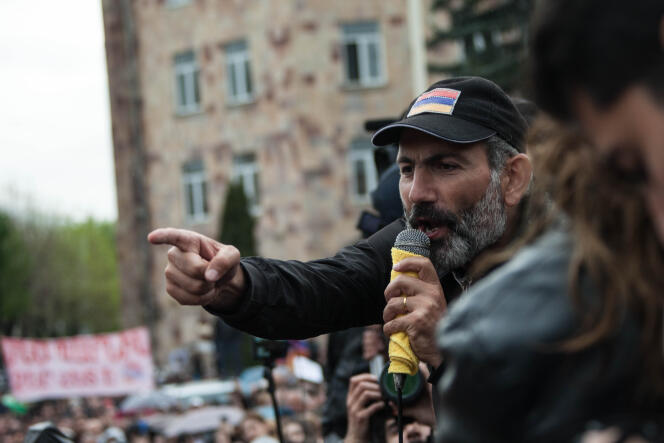 Nikol Pachinian s’adresse à la foule lors de son meeting à  Vanadzor, au nord de l’Arménie, le 28 avril.