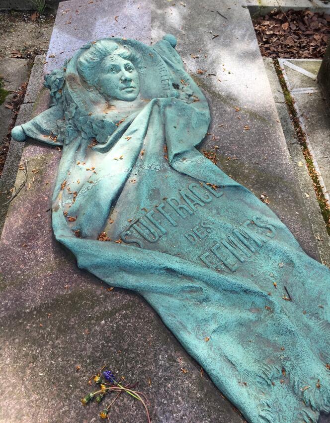 La tombe d'Hubertine Auclert, au cimetière du Père-Lachaise, rend hommage au combat pour le droit de vote des femmes.