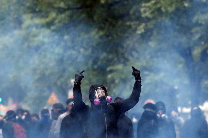 Le 1er Mai, la préfecture de police s’attendait à la venue de « 500 à 600 » militants radicaux. Le double a convergé à Paris.