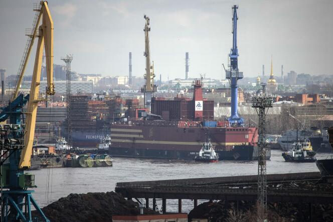 L’« Akademik Lomonosov », première centrale nucléaire flottante au monde, quitte le porte de Saint-Pétersboug, le 28 avril.
