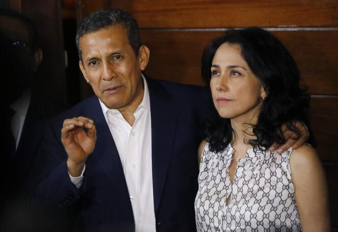 Ollanta Humala et sa femme Nadine Heredia, devant chez eux à Lima, lundi 30 avril au soir.