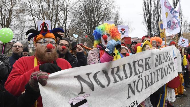 Militants anti-fascistes s’opposant à la manifestation du Mouvement de résistance nordique (NMR) à Ludvika, le 1er mai.