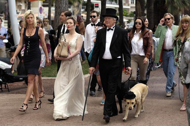 Les participants à la Palm Dog en 2014, dont l’actrice Camilla Rutherford (en robe blanche) lors du 67e Festival de Cannes.