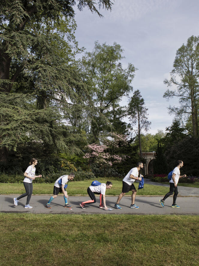 Les membres de Run Eco Team, en pleine séance de « plogging » dans le parc de Procé, à Nantes, en avril.