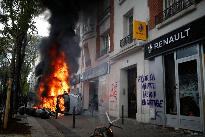 Une voiture en feu lors d’affrontements entre manifestants et forces de l’ordre, en marge du défilé du 1er-Mai, à Paris.