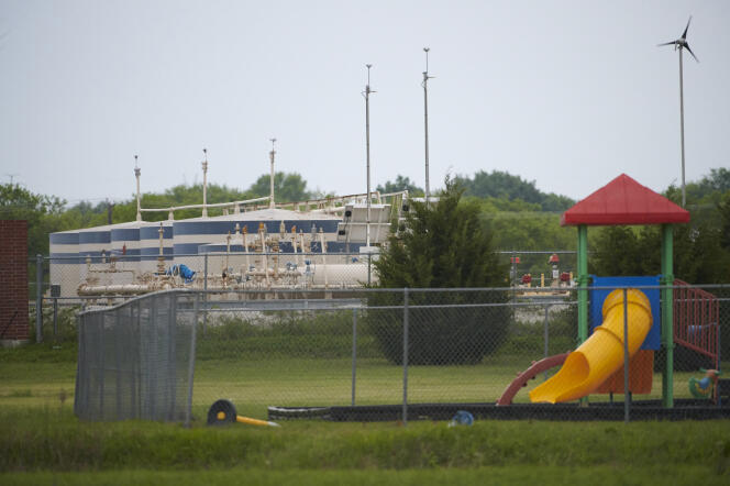 Forage de gaz de schiste près d’un terrain de jeux pour enfants dans la ville d’Arlington (Texas), le 13 avril.