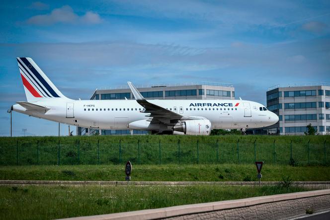 Un avion d’Air France stationné sur le tarmac de l’aéroport Roissy - Charles-de-Gaulle, dans le Val-d’Oise, le 24 avril 2018.