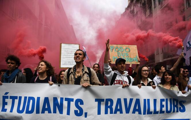 Des étudiants se sont joints au cortège de la Fête des travailleurs, à Marseille, le 1er mai.