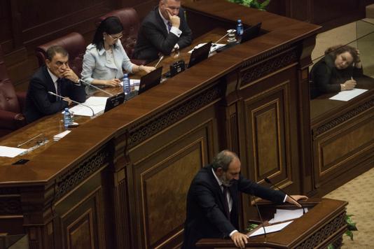 OLGA KRAVETS POUR LE MONDE L’opposant Nikol Pachinian lors de son discours dans le parlement arménien avant les elections du premier ministre, le 1er mai.