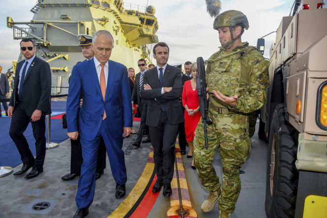 Le président français et le premier ministre australien visitaient mercredi 2 mai le chantier naval de Garden Island, à Sydney.