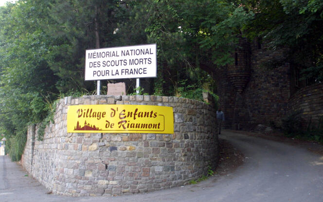 La route d’accès du village d’enfants de Riaumont, à Liévin, en juin 2001.