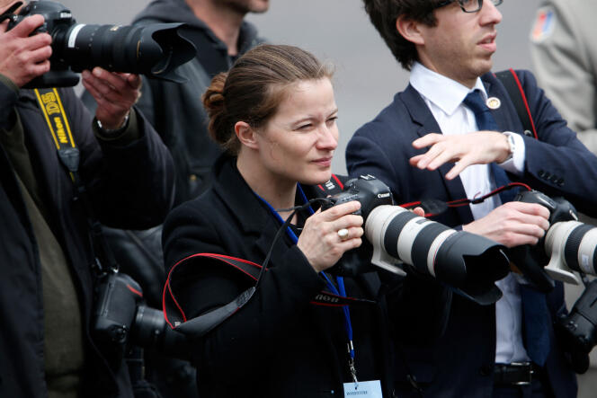 La photographe Soazig de la Moissonnière, avant l’arrivée d’Emmanuel Macron à l’Arc de triomphe, le 14 mai 2017.