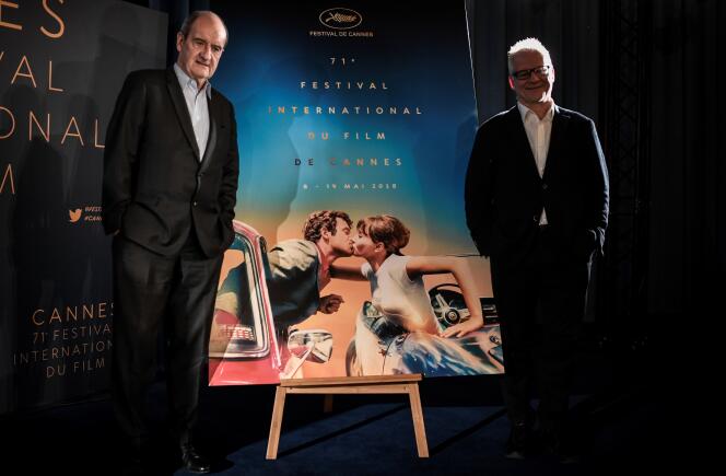 Le président du Festival de Cannes, Pierre Lescure (g), et le délégué général, Thierry Frémaux, posent à côté de l’affiche officielle du 71e Festival de Cannes, le 12 avril 2018.
