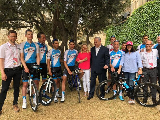 Le premier ministre israélien Benyamin Nétanyahou, vendredi 4 mai, aux côtés des coureurs et des propriétaires de l’équipe.