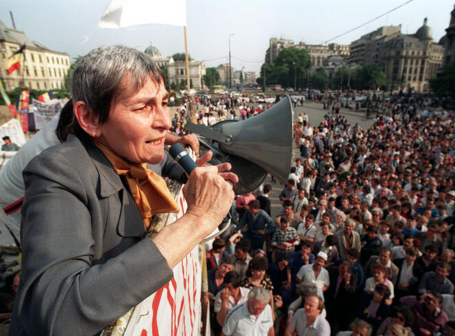 Doina Cornea devant quelque 3 000 personnes, le 23 mai 1990, place de l’Université, à Bucarest.