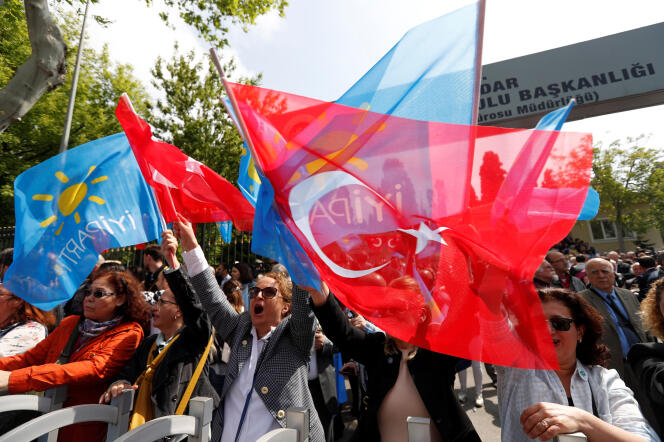 Des partisans du Bon parti de Meral Aksener à Istanbulle 4 mai.