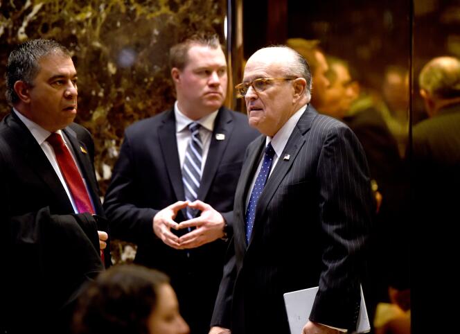 L’ancien maire de New York et avocat de Donald Trump, Rudy Giuliani (à droite), à la Trump Tower, en janvier 2017.