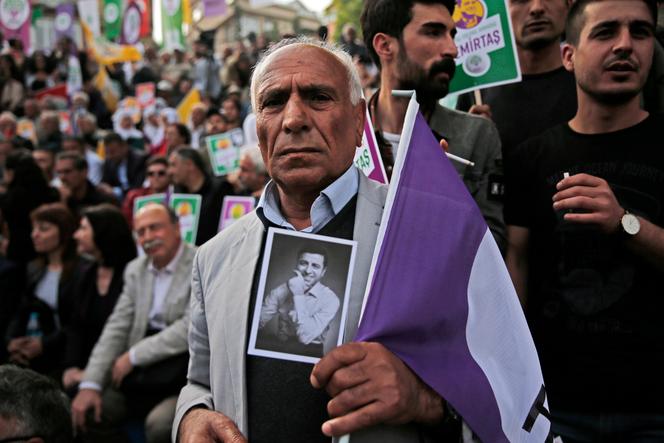 Un partisan du Parti démocratique des peuples (HDP), formation prokurde, tient une photo de Selahattin Demirtas, lors d’un rassemblement annonçant sa candidature à l’élection présidentielle, à Istanbul, le 4 mai 2018.