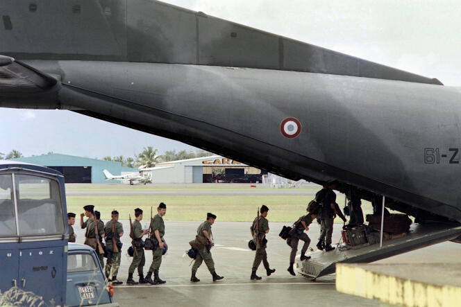 Les forces de l'ordre embarquent à l'aéroport Magenta de Nouméa (Nouvelle-Calédonie), le 24 avril 1988, après la prise d'otages à la gendarmerie de Fayaoué, sur l'île d'Ouvéa, par des indépendantistes canaques.