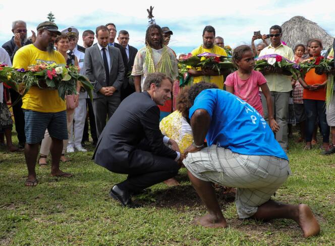 Le président Emmanuel Macron plante un cocotier sur l’île d’Ouvéa, le 5 mai 2018.
